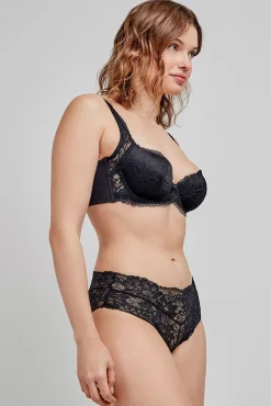 Gisela Braga bóxer brasileña encaje negra