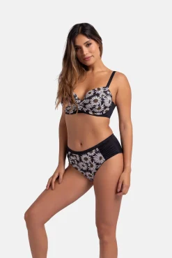 Dorina Braga de bikini media clásica estampada