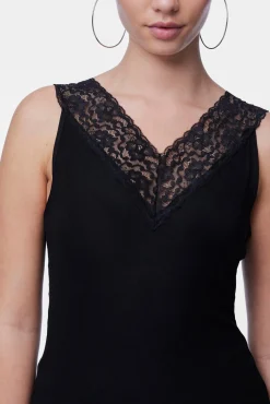 Pieces Camiseta básica .Detalle lencero en el escote y tirantes.