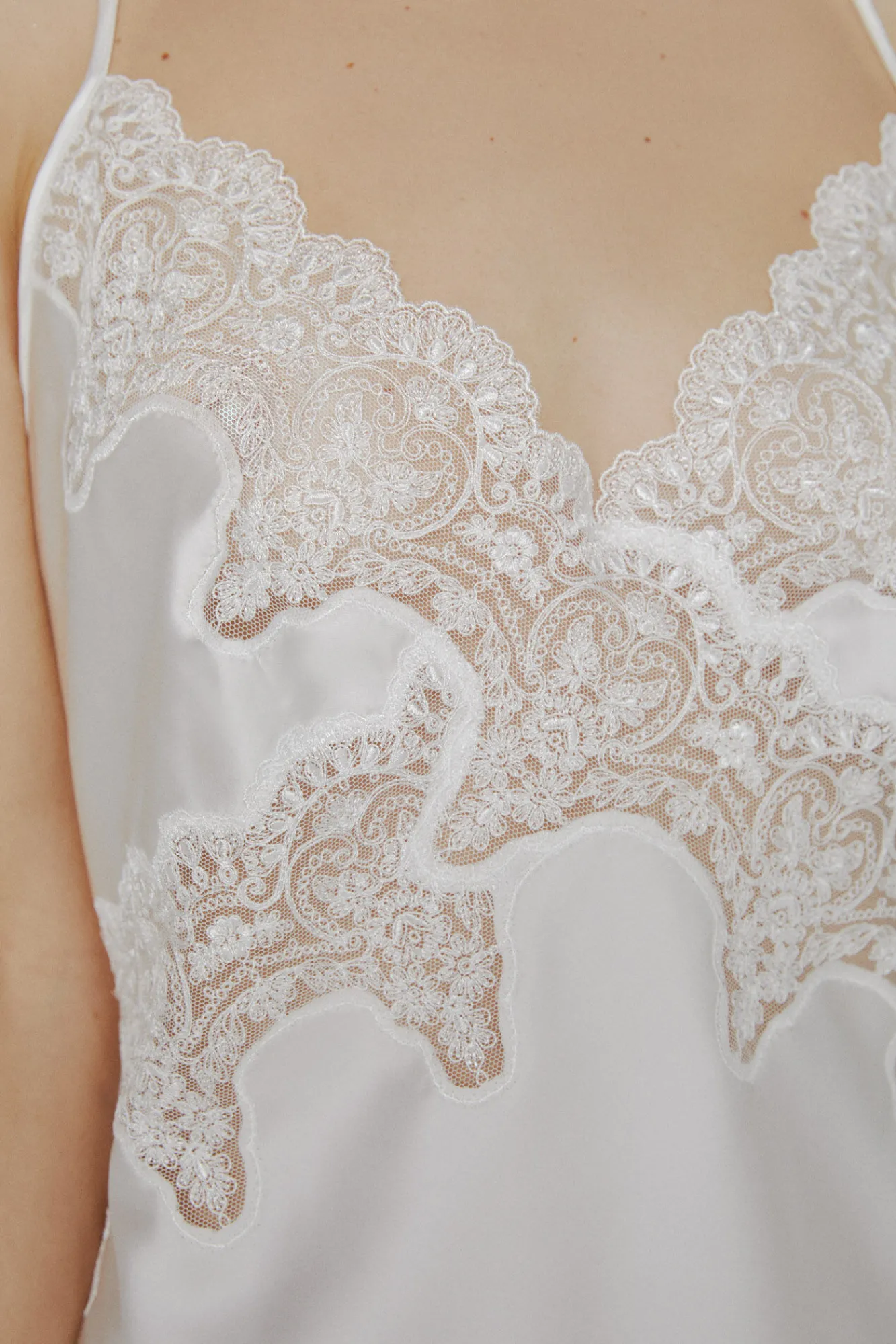 Ivette Bridal Camisón de raso con bordados en blanco