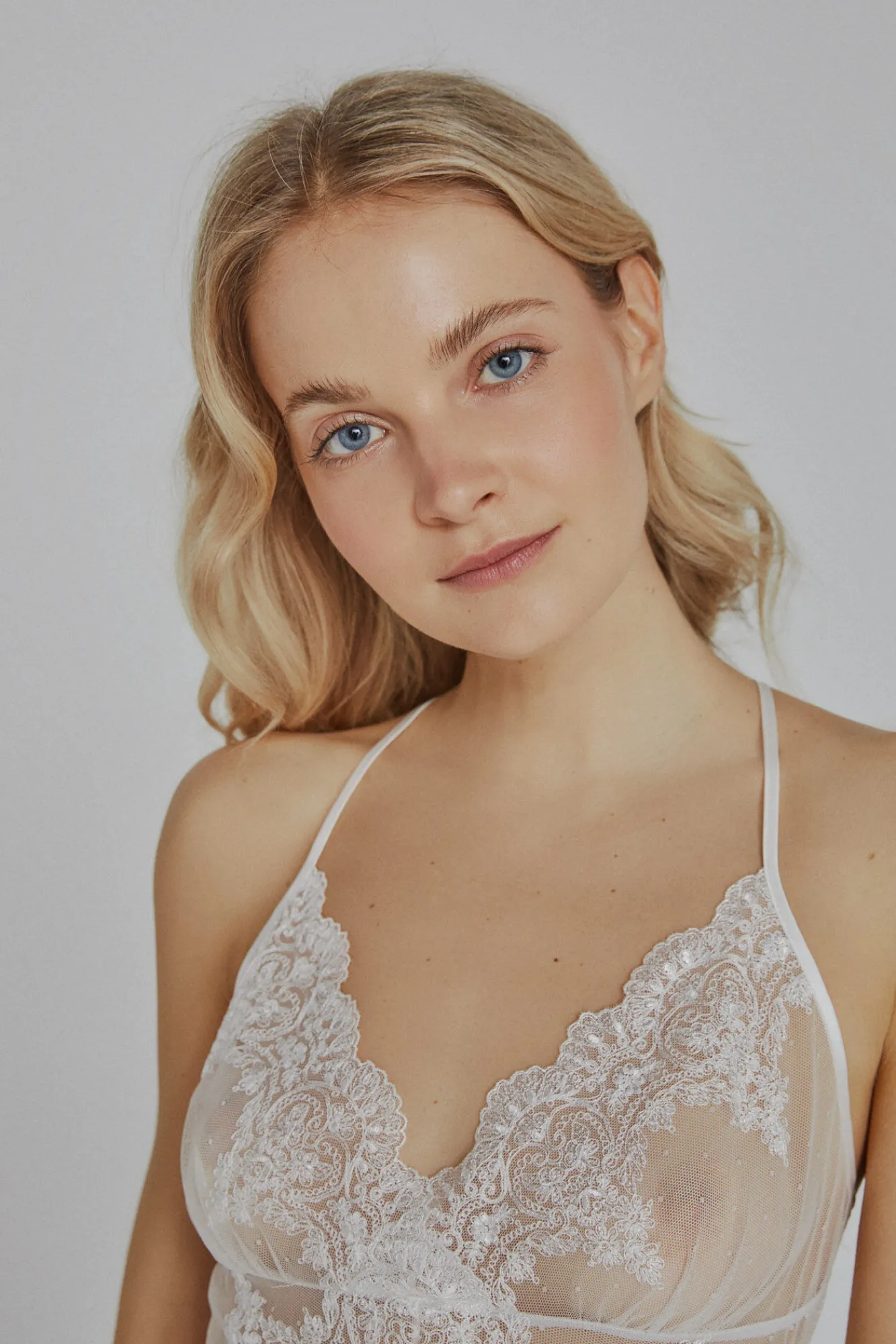 Ivette Bridal Camisón de satén con tanga en blanco