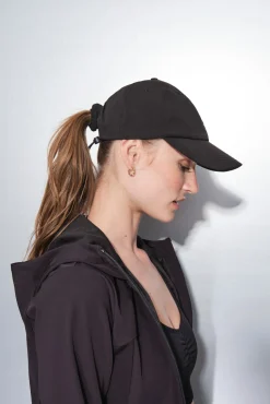 Dash and Stars Gorra técnica ajustable logo negra