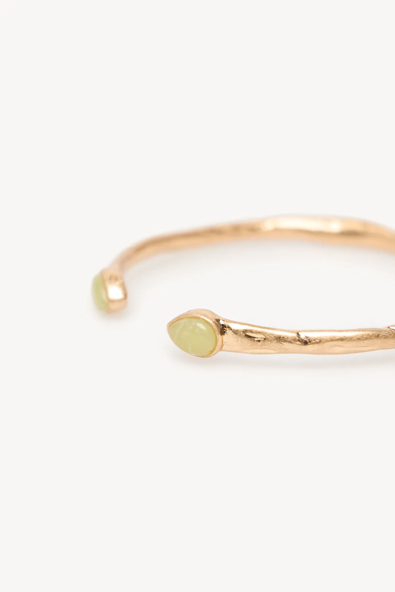 Hoss Intropia Leslie. Brazalete piedra bañado en oro
