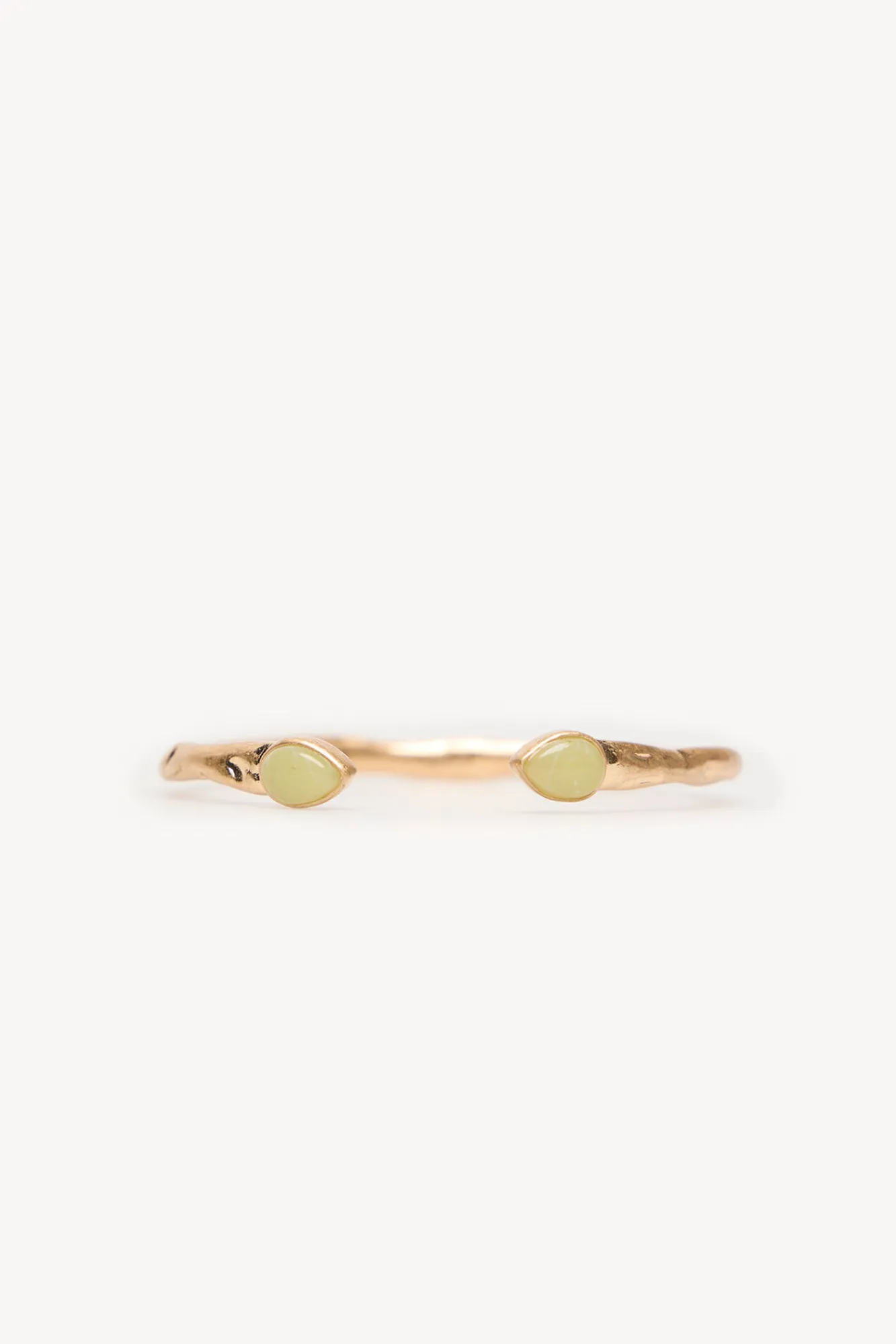 Hoss Intropia Leslie. Brazalete piedra bañado en oro