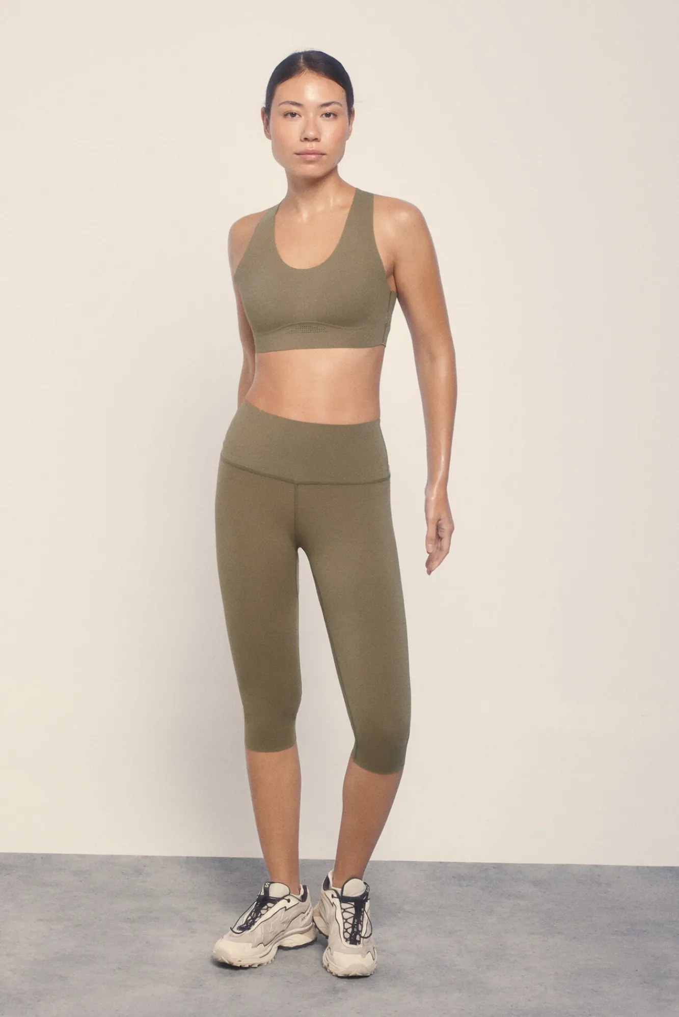 Dash and Stars Sujetador deportivo COMPRESSIVE caqui