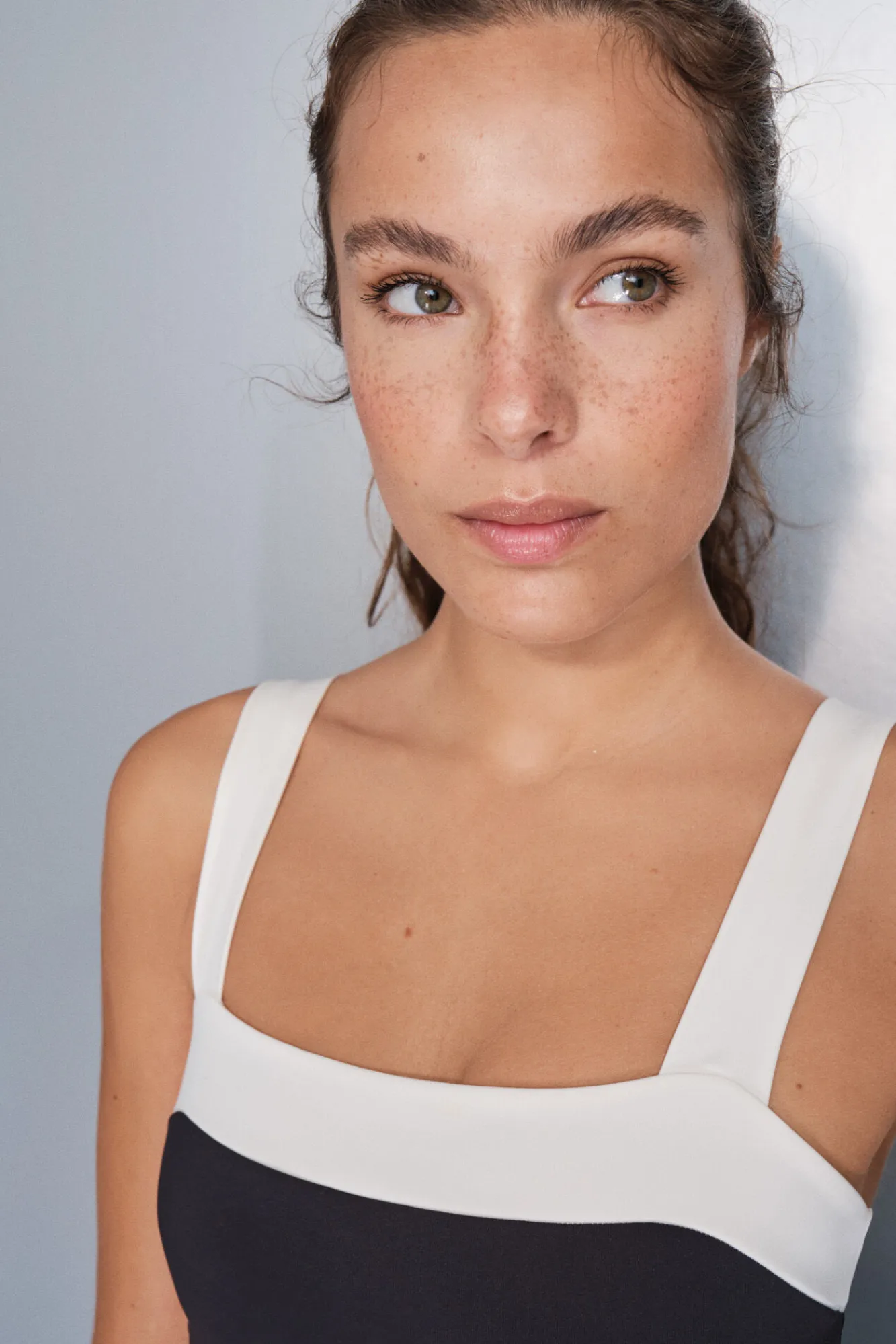 Dash and Stars Sujetador deportivo 4D Stretch bandeau blanco y