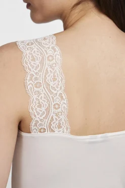 Pieces Top con detalle de encaje